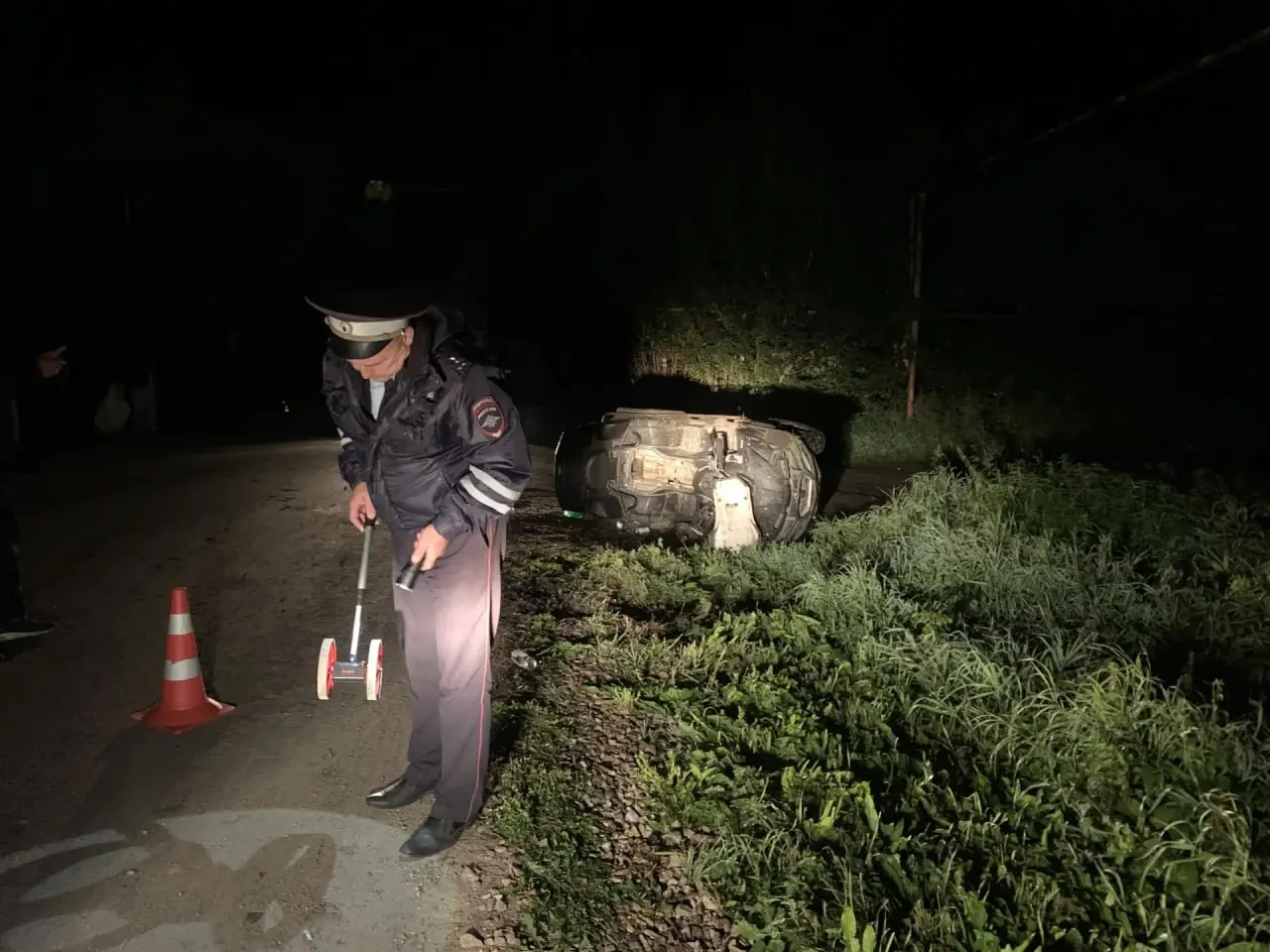 Поздно вечером в поселке Совхозный Белоярского района квадроцикл перевернулся и придавил мужчину; трагедия произошла на месте.