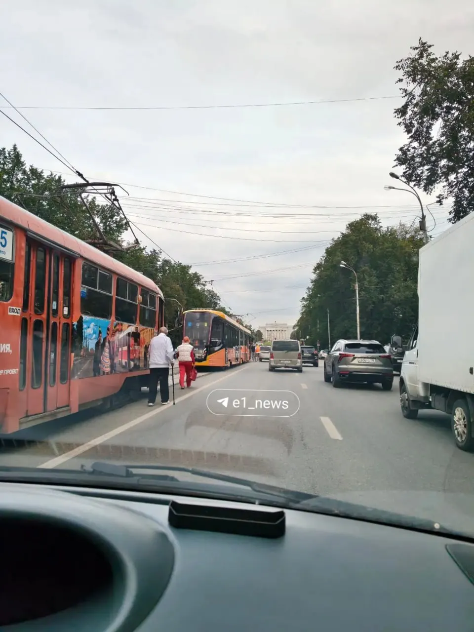 Трамвайное движение остановлено в направлении УПИ; очевидцы прислали кадры аварии на ул. Ленина.