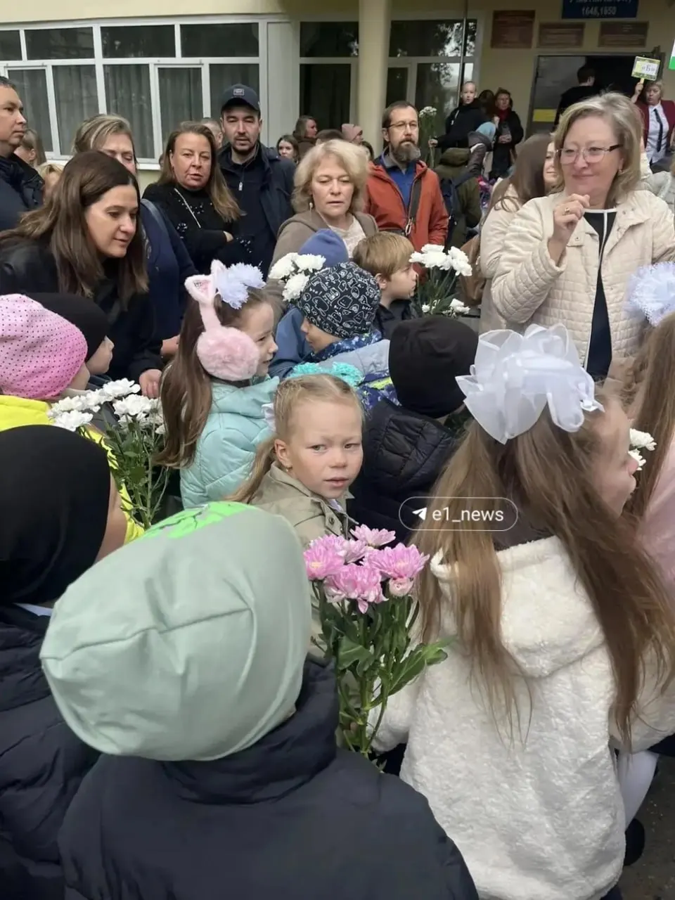 Папа Маргариты делится воспоминанием о начале школьной дороги дочери и призывом следить за новостями семьи.