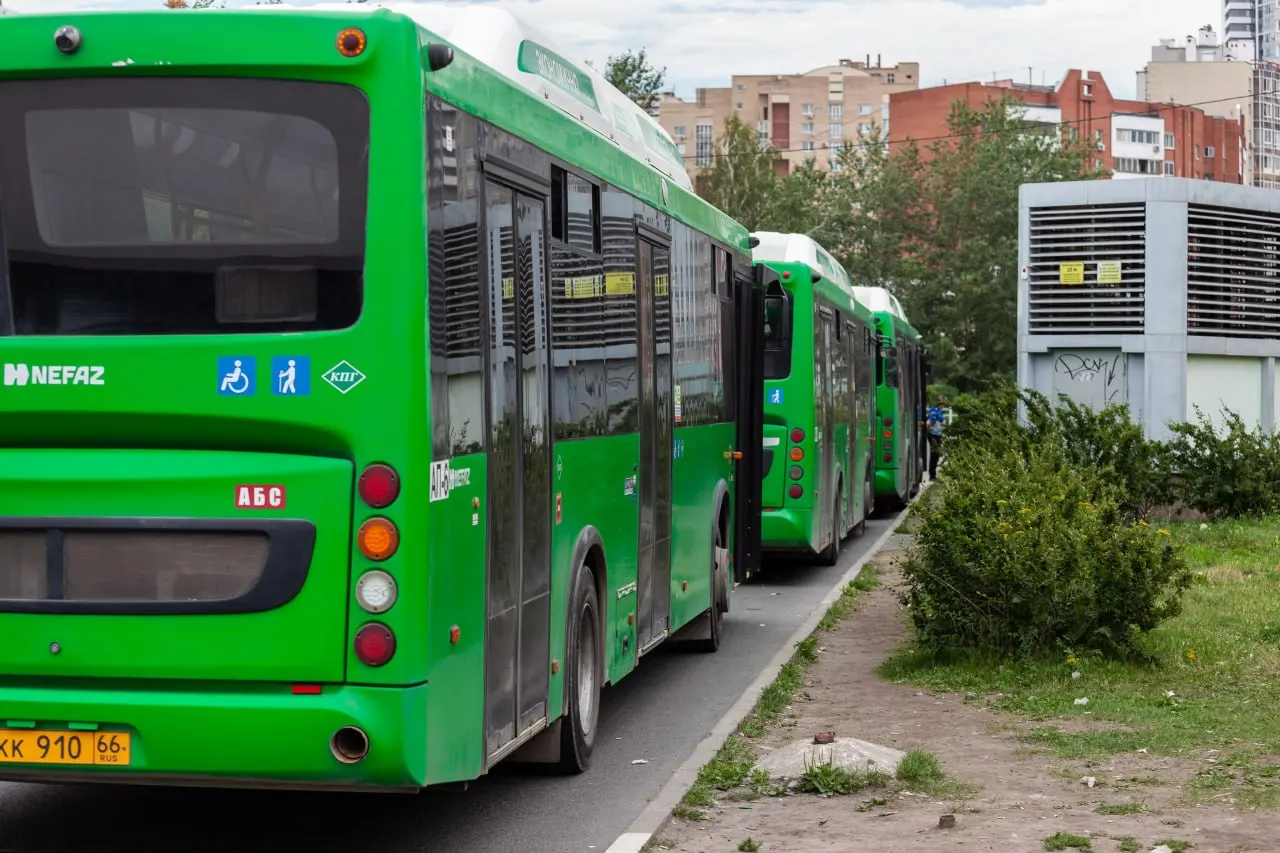 Заявка на аренду 50 автобусов стоимостью 1,4 млрд рублей подана единственной компанией и признана несостоявшейся; техника должна быть российского происхождения или из стран ЕАЭС; администрация планировала аренду с поэтапной выплатой в течение пяти лет.