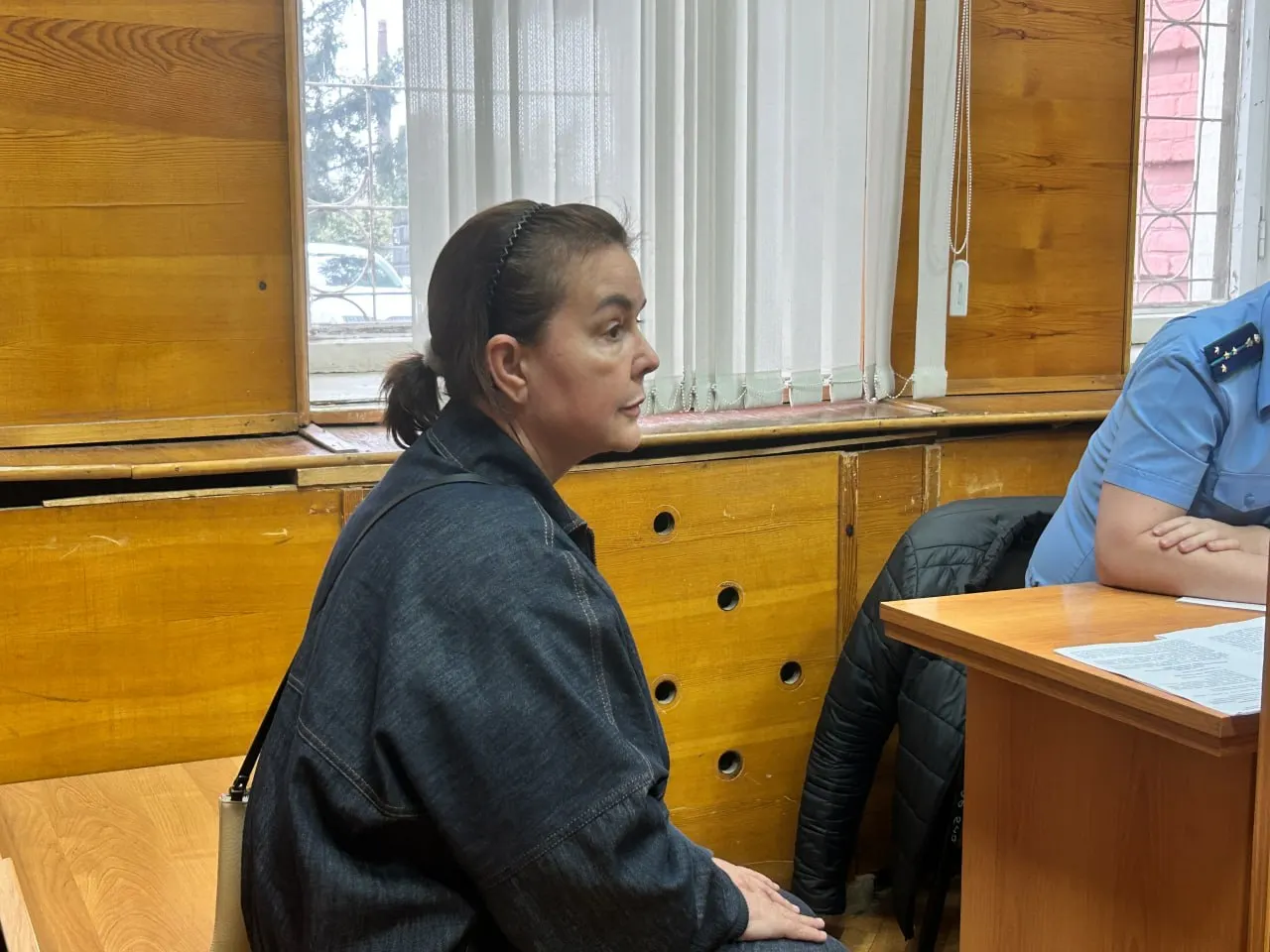 После травмы позвоночника в СИЗО суд изменил меру пресечения, запретив часть действий; обвиняемая по делу о выводе средств якобы вывела свыше 12 млрд рублей.