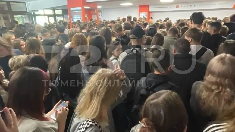 В Екатеринбурге родители сталкиваются с отказами в зачислении первоклассников по месту жительства, что вынуждает часть семей рассматривать поездки в другой район или переход на домашнее обучение.