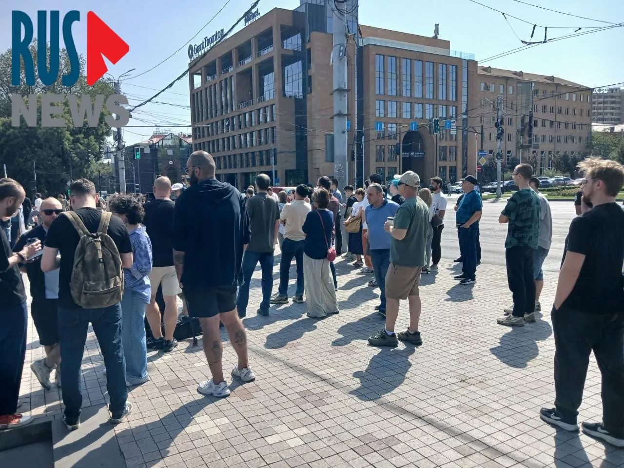 У посольства России в Ереване к полудню выстроилась очередь из более чем тысячи желающих проголосовать; рядом проходит митинг.