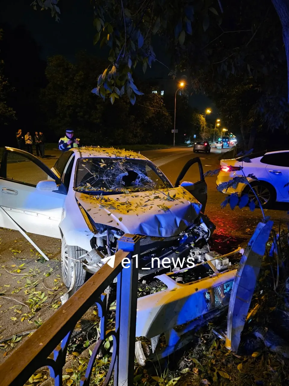 Молодого человека на электросамокате сбил автомобиль на улице Шаумяна. Пострадавший получил открытый перелом левой ноги и порванную губу; помощь оказана до прибытия скорой, пострадавший госпитализирован.