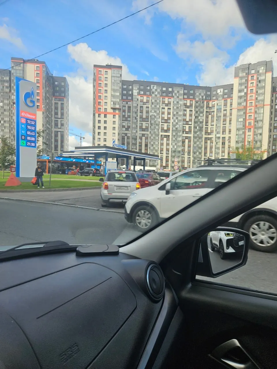 В регионах страны фиксируются длинные очереди у АЗС и рост цен на бензин: ситуация варьируется от Перми до Санкт-Петербурга.