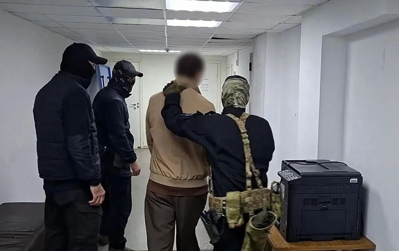 Подозреваемые в серии вымогательств и похищений задержаны; в составе группы — граждане разных национальностей. Следствие продолжается.
