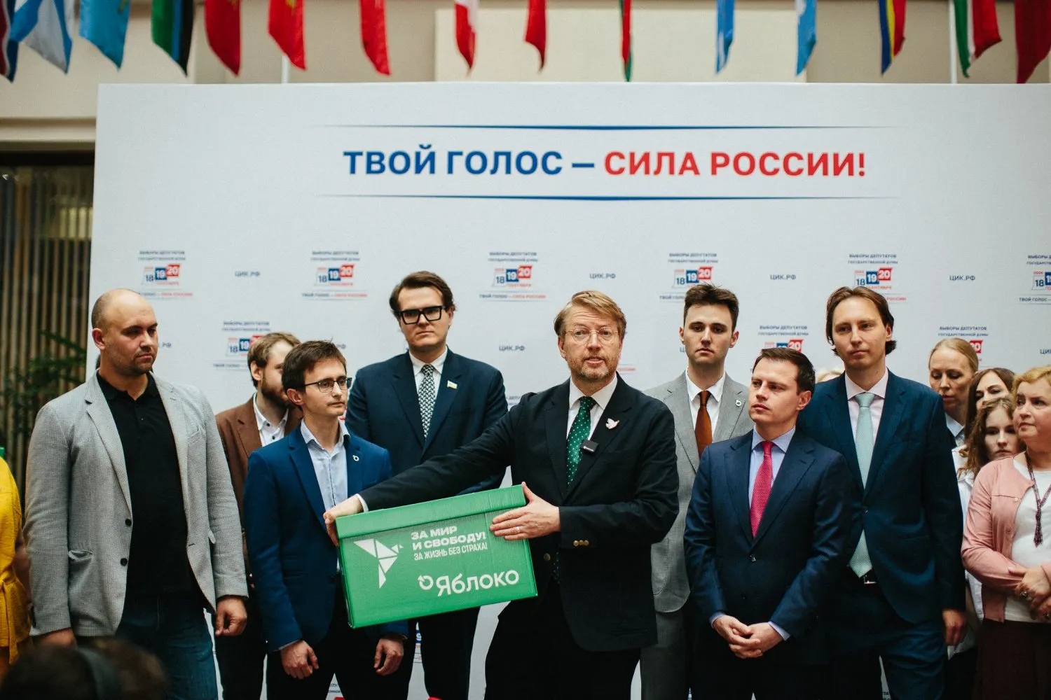 Около 100 наблюдателей кандидата в Госдуму от партии «Яблоко» не допускаются к участию, разворачиваются проверки документации и региональные жалобы.