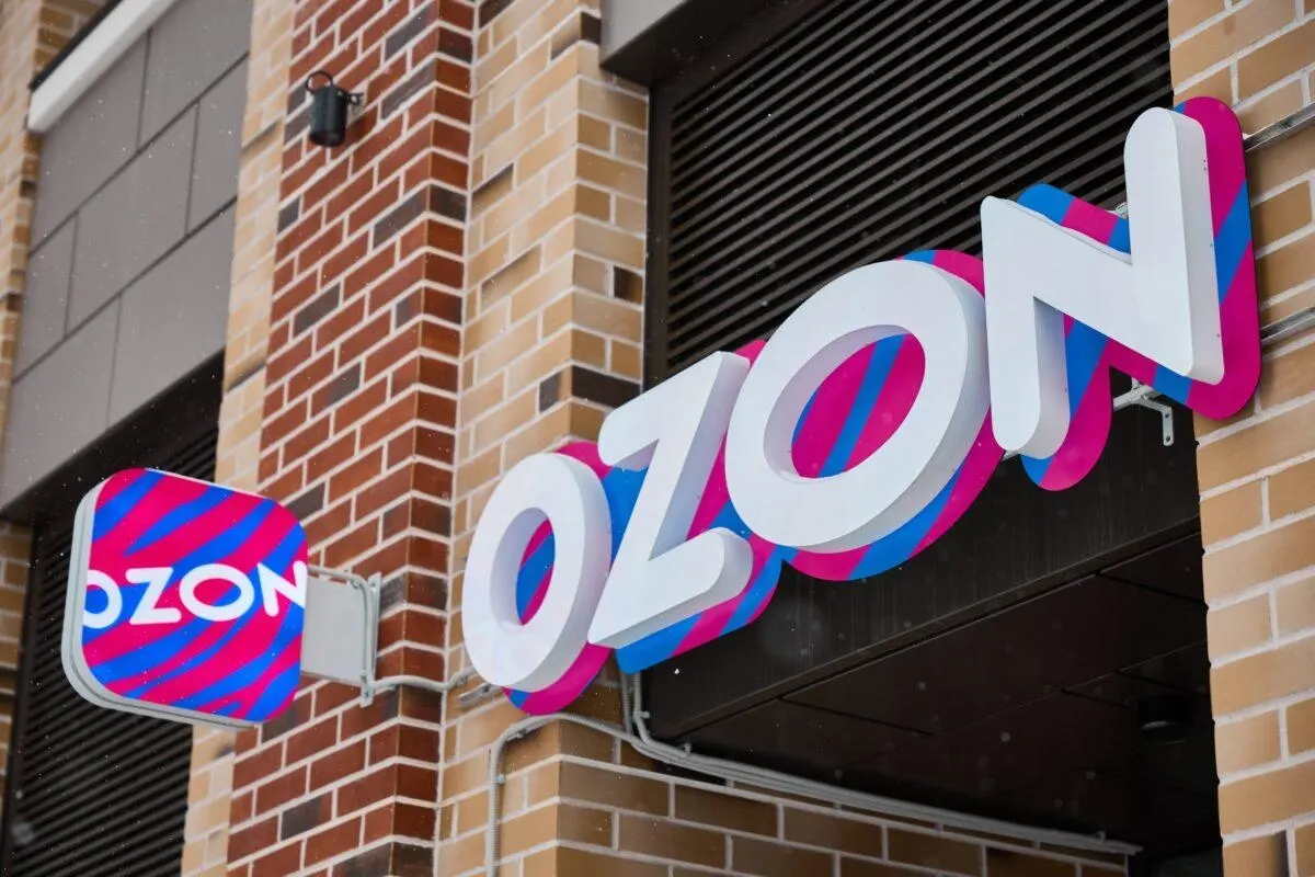 Маркетплейс Ozon запускает размещение товаров на собственных логистических объектах в Алматы и Астане, чтобы обслуживать Россию, Казахстан и Кыргызстан, с сохранением сроков доставки и новым режимом для продавцов.