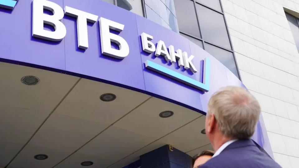 США включили ВТБ в санкционный список по Ирану, обвиняя банк в содействии обходу ограничений. Об этом сообщает Управление по контролю за иностранными активами США (OFAC).