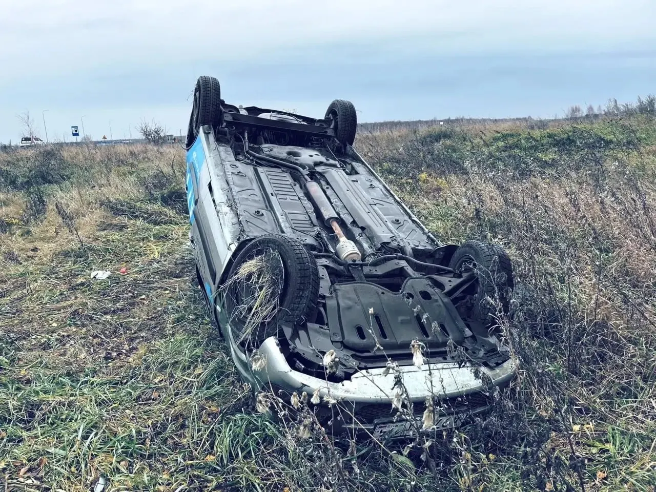 На трассе между Екатеринбургом и Челябинском Lada Largus опрокинулся в кювет, пострадали пять человек. По данным ГИБДД водитель не справился с управлением; также выяснилось наличие газобаллонного оборудования без документов, что может повлечь предупреждение или штраф.