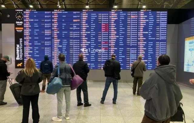 Пассажиры не могут улететь в Екатеринбург; рейсы задерживаются из‑за ограничений на использование воздушного пространства.