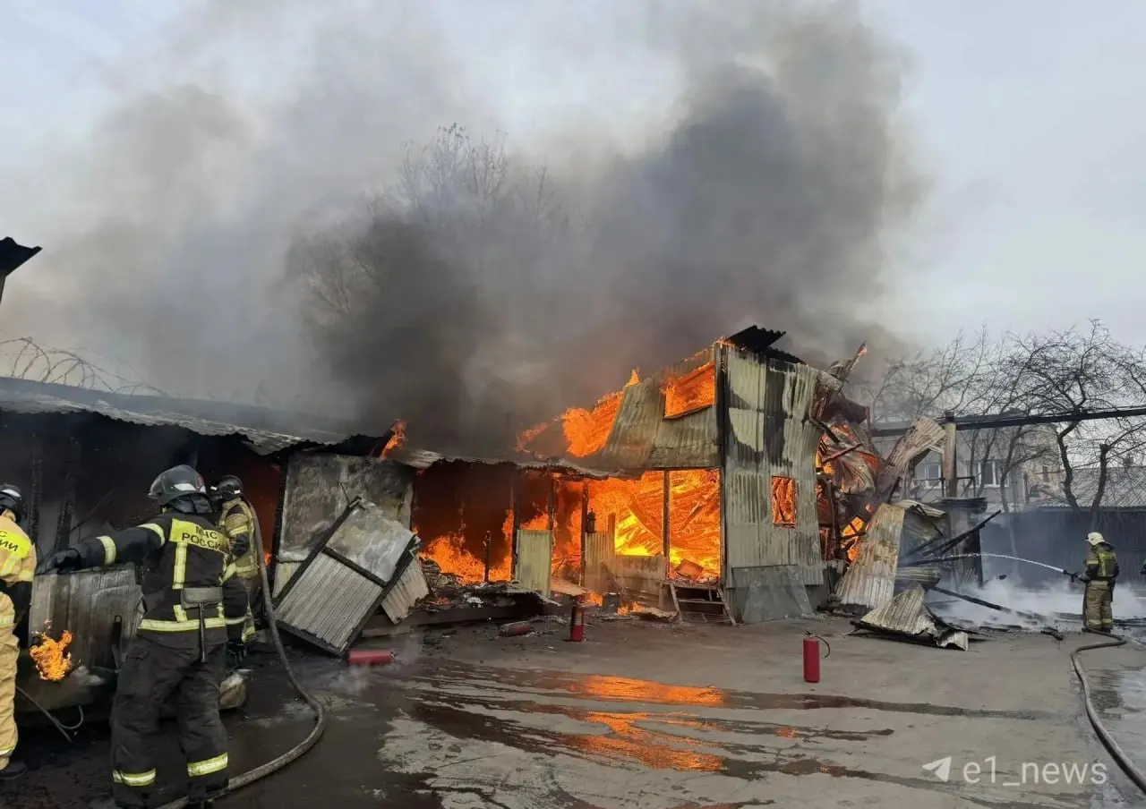 Пожар охватил гаражный бокс в промышленном секторе Уктуса. Внутри находились мотоциклы, на полу лежали номера. Пострадавших нет.