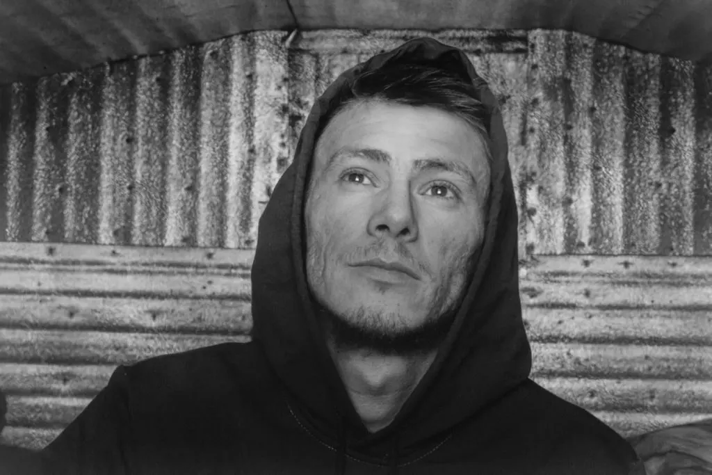 По повестке Bizzo появился в военкомате; позже сообщил о направлении на службу в зону СВО из Екатеринбурга; в биографии артиста упоминаются мансийские корни и документальный фильм.