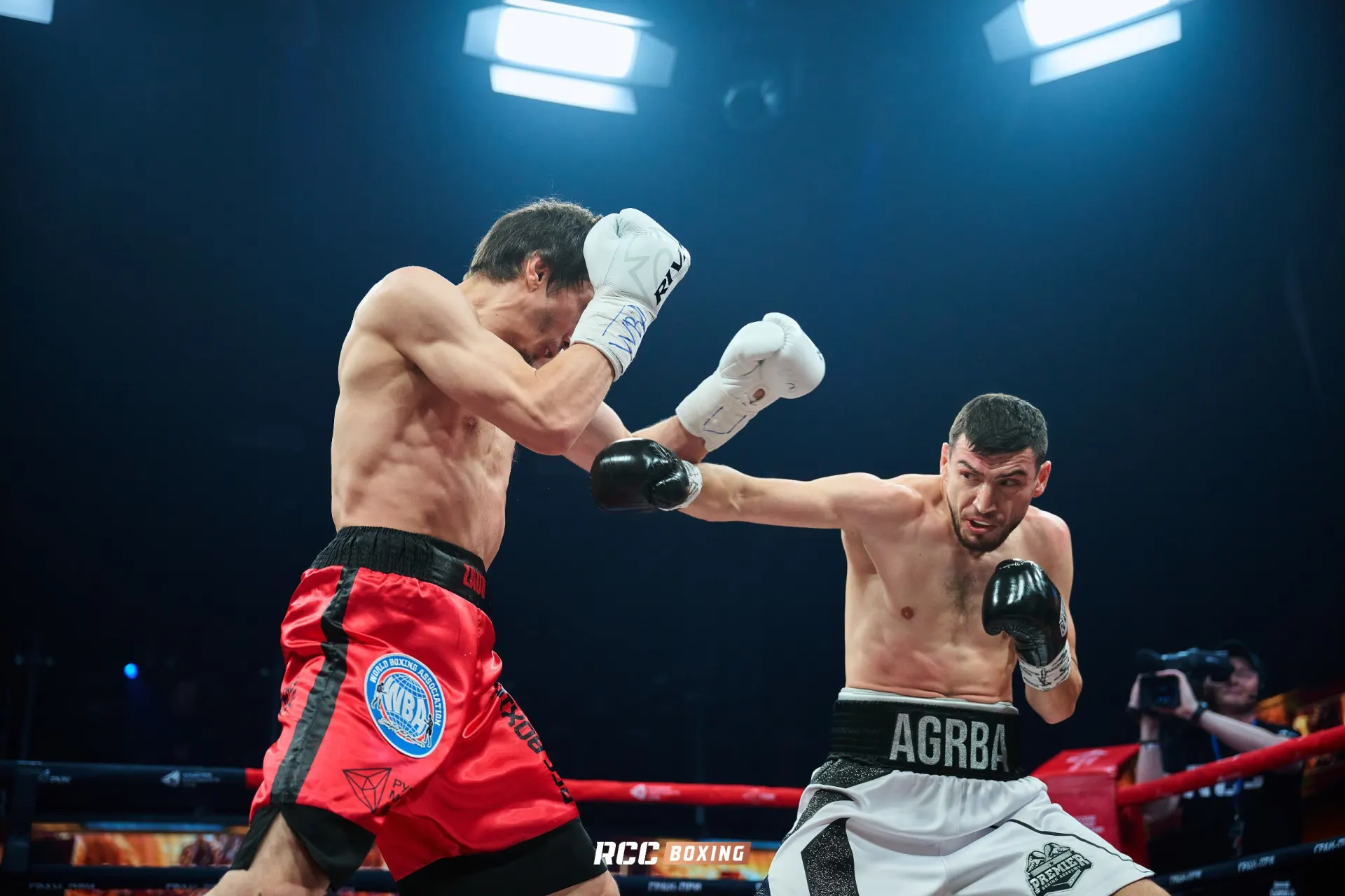 Харитон Агрба победил Заура Абдуллаева и завоевал пояс временного чемпиона WBA после 12-раундового поединка в Екатеринбурге.