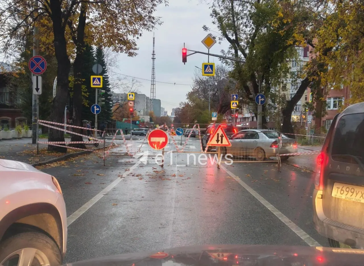 На перекрестке Мамина-Сибиряка — Энгельса движение затруднено после провала люков и аварий на сетях; власти обещают разъяснить ситуацию.