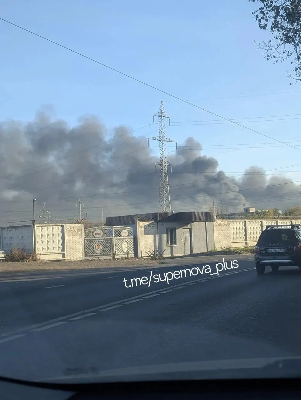 После атаки дрона на междугородний автобус погибла женщина, еще трое ранены; в Тольятти загорелся химзавод, отменены некоторые коммуникации и началась эвакуация на АвтоВАЗе.