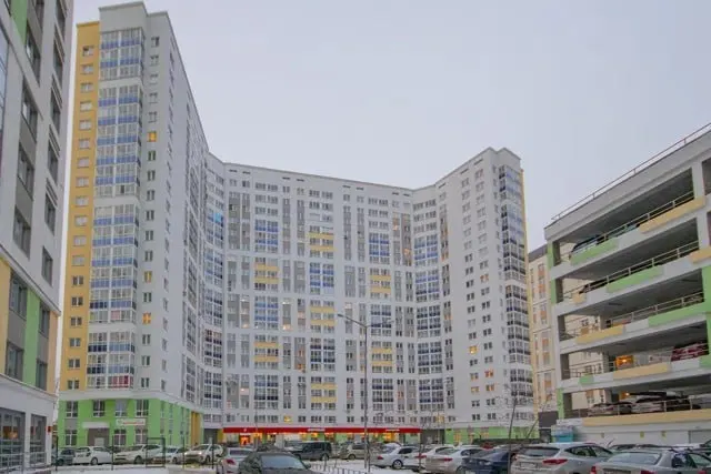 Жители домов по Старых Большевиков, 3, 3а, 3в, 3г и 3д остаются без горячей воды с 7 июля. Причина — перебои на сетях и отсутствие давления; восстановление пока не известно.