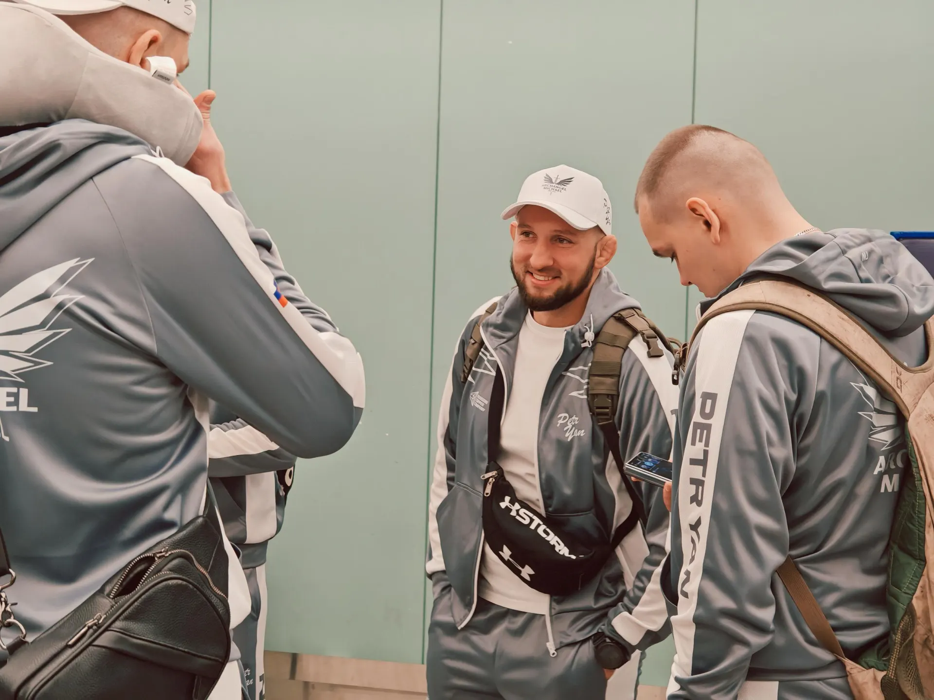 Фанаты из Екатеринбурга отправились на турнир UFC, чтобы поддержать Петра Яна на бойцовской арене.
