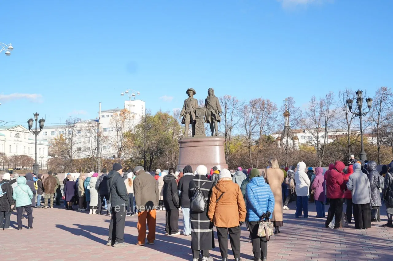 Горожане на площади у памятника основателям города участвуют в праздновании юбилея и ждут театрализованное представление.