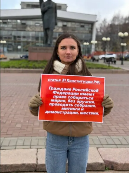Теперь участники одиночных пикетов обязаны уведомлять власти за 3–5 дней. Обсуждается законопроект, поддержанный несколькими партиями, КПРФ против; региональные акции подчеркивают право граждан на собрания.