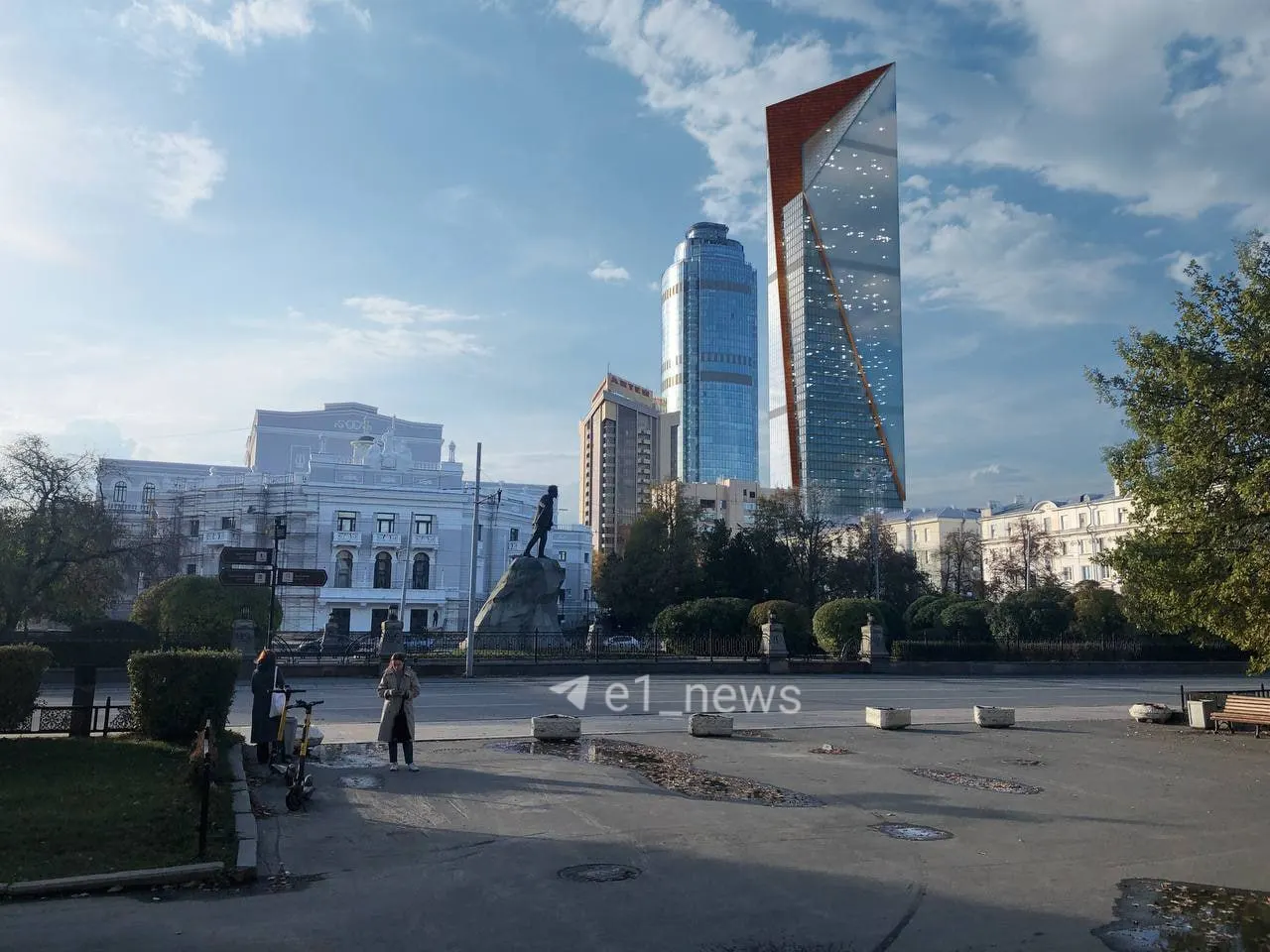 В Екатеринбурге началось строительство второго небоскрёба «Высоцкого»; новый 300-метровый проект «Парус» должен стать достопримечательностью города.