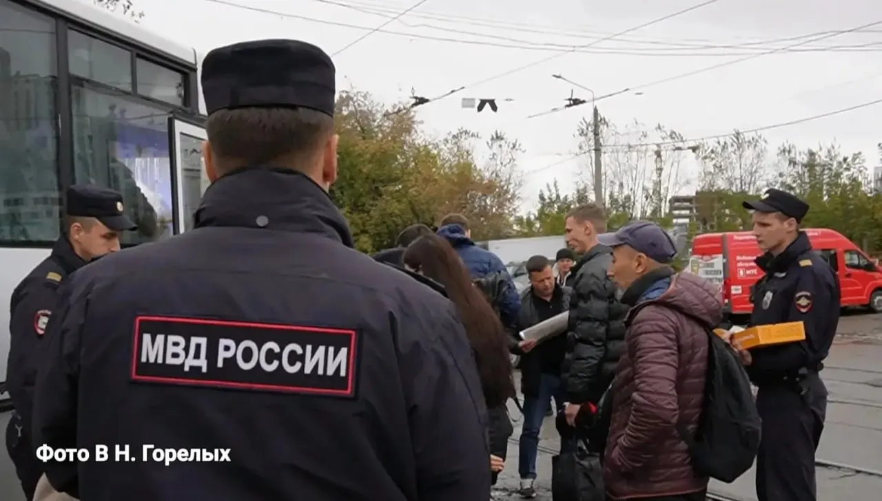 Во время рейдов на Уралмаше сотрудники полиции выявили 38 нарушителей: 26 мужчин и 12 женщин; за три дня в Свердловской области к административной ответственности привлечено 433 мигранта, 86 человек уже выдворены.