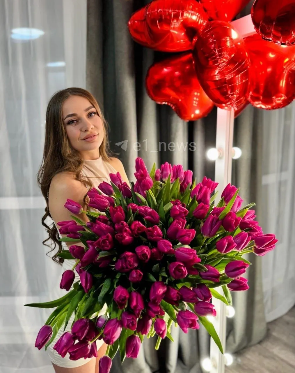 27-летняя екатеринбурженка погибла в дорожно-транспортном происшествии под городом Реже. Пара ехала на мотоцикле Suzuki, их сбила иномарка, водитель которой не пропустил манёвр.