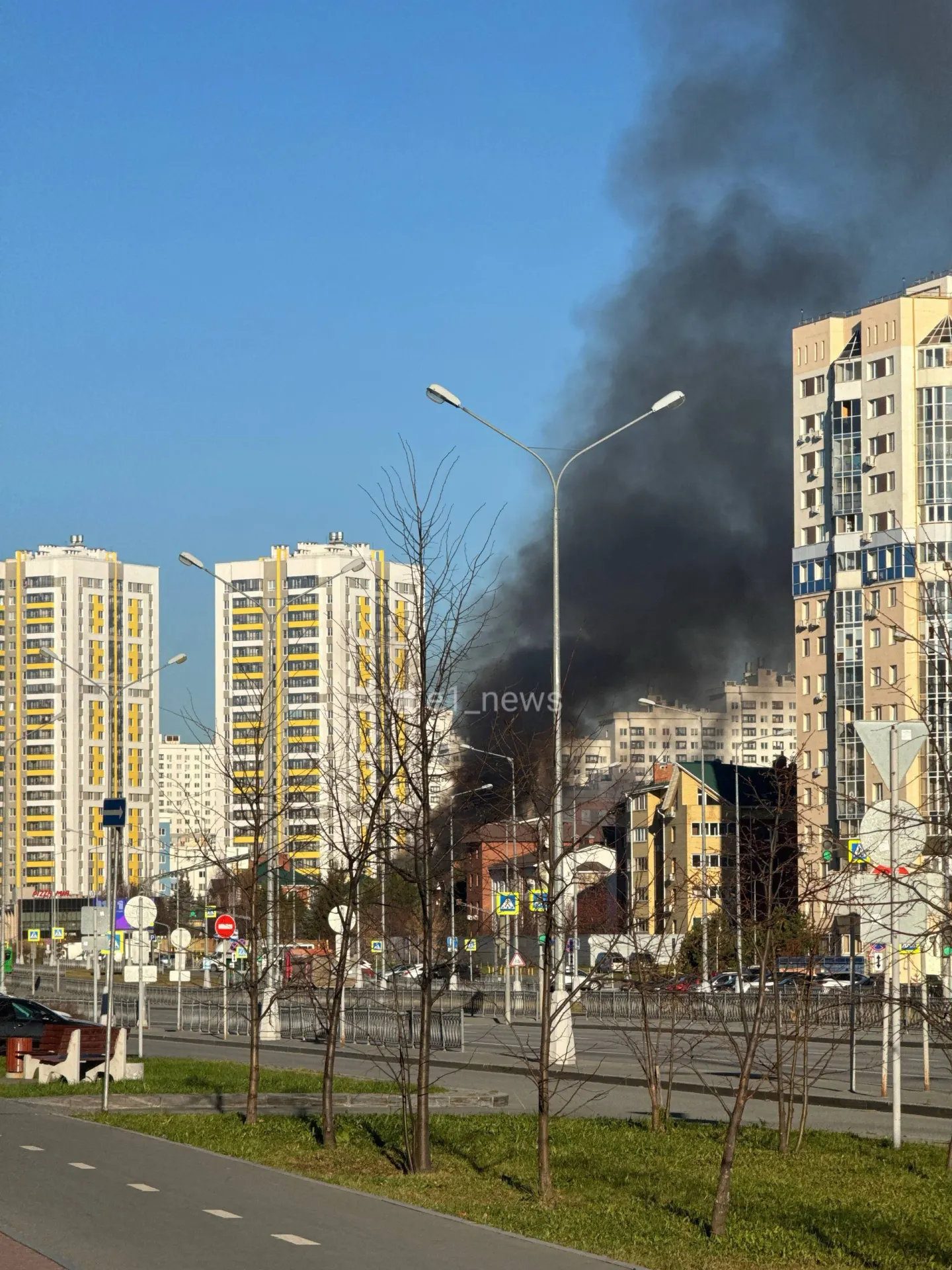 Появились кадры с места возгорания; на место прибыли пожарные и машина скорой помощи.