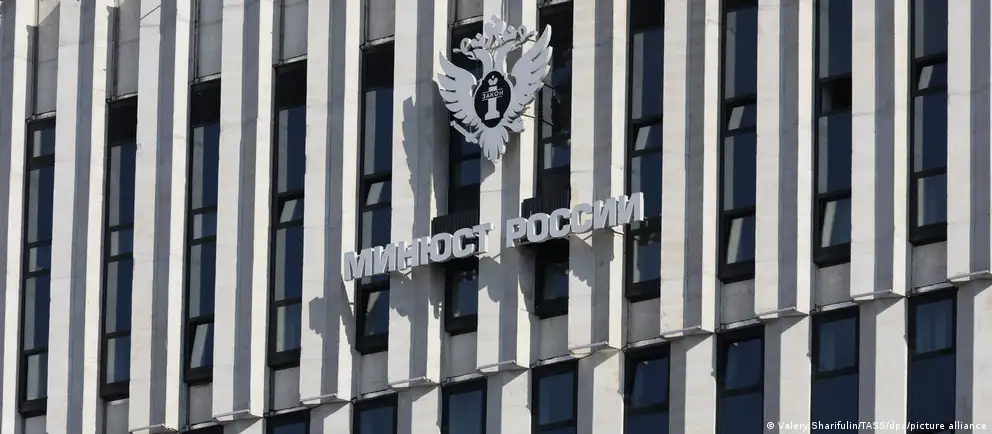 Министерство юстиции намерено создать открытый реестр граждан России, находящихся за пределами страны и подпавших под временные ограничения, с указанием оснований применения.