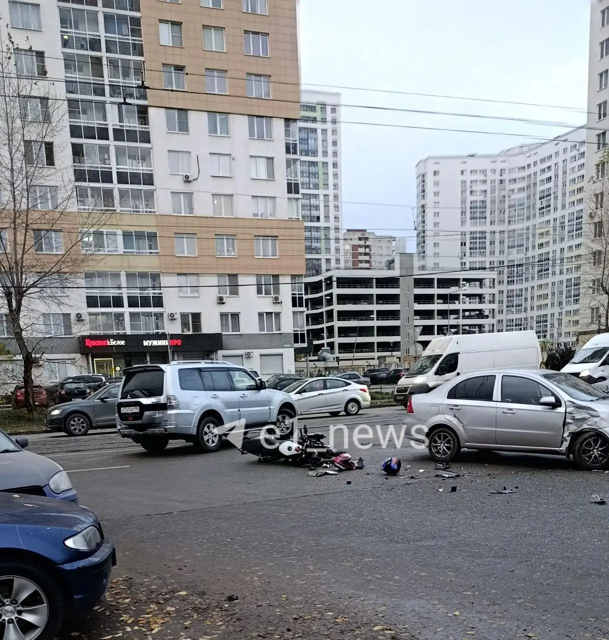 На улице Старых Большевиков произошло дорожно-транспортное происшествие с участием мотоцикла: на место прибыли сотрудники ГИБДД, пострадавших нет, пассажира увезла скорая помощь.