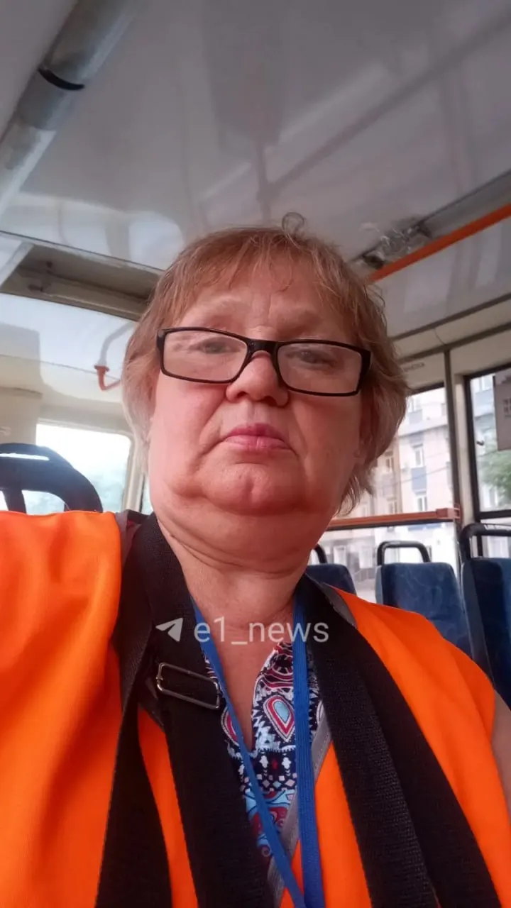 67-летняя кондуктор Галина упала из служебного автобуса возле северного депо. Травма позвоночника потребовала длительной реабилитации, водитель продолжал работать, а вопрос компенсаций пока остаётся спорным.