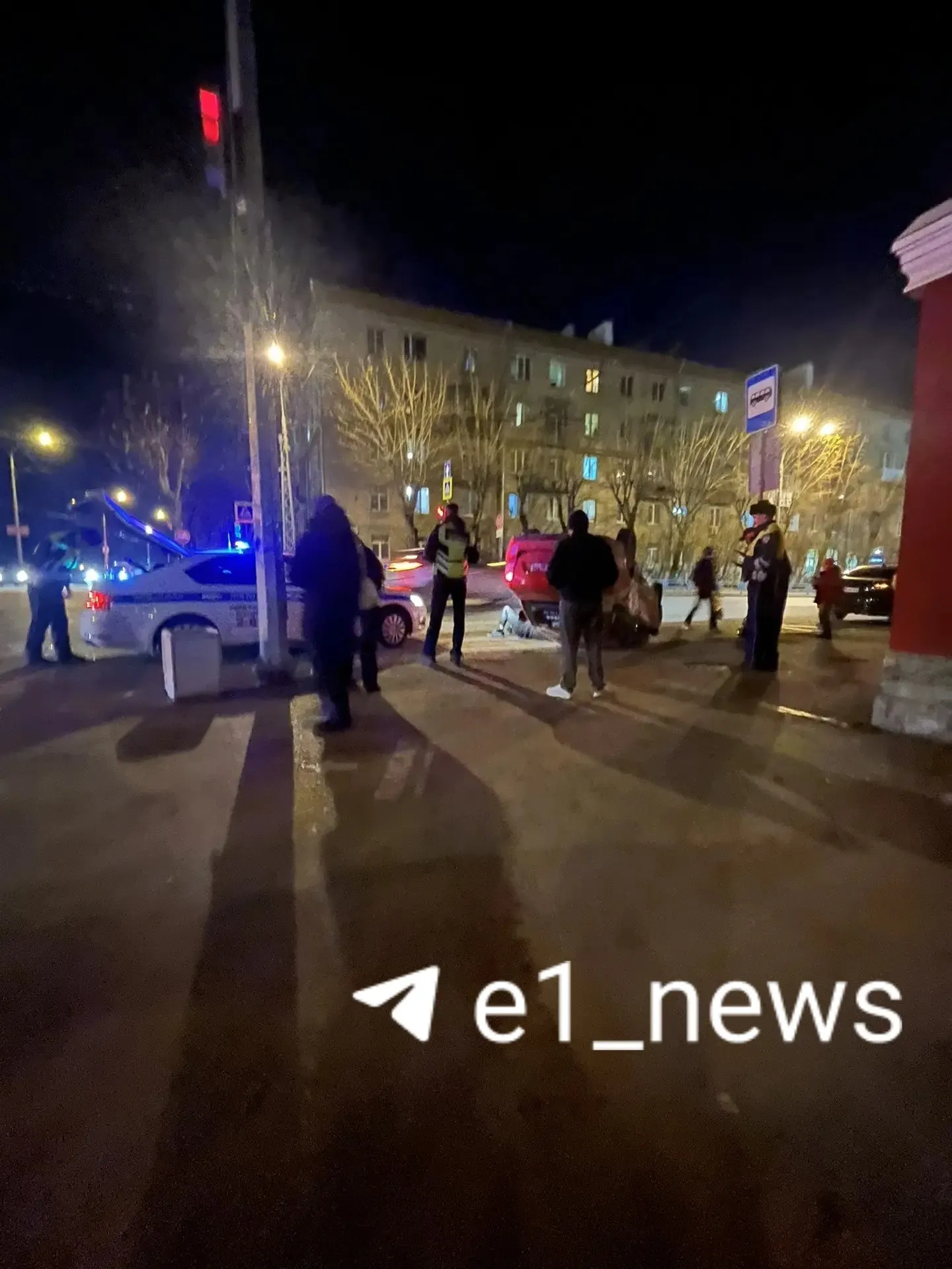 Легковой автомобиль вылетел на тротуар возле отремонтированного пожарного депо на улице Белинского; на месте работают сотрудники ГИБДД, обстоятельства устанавливаются.