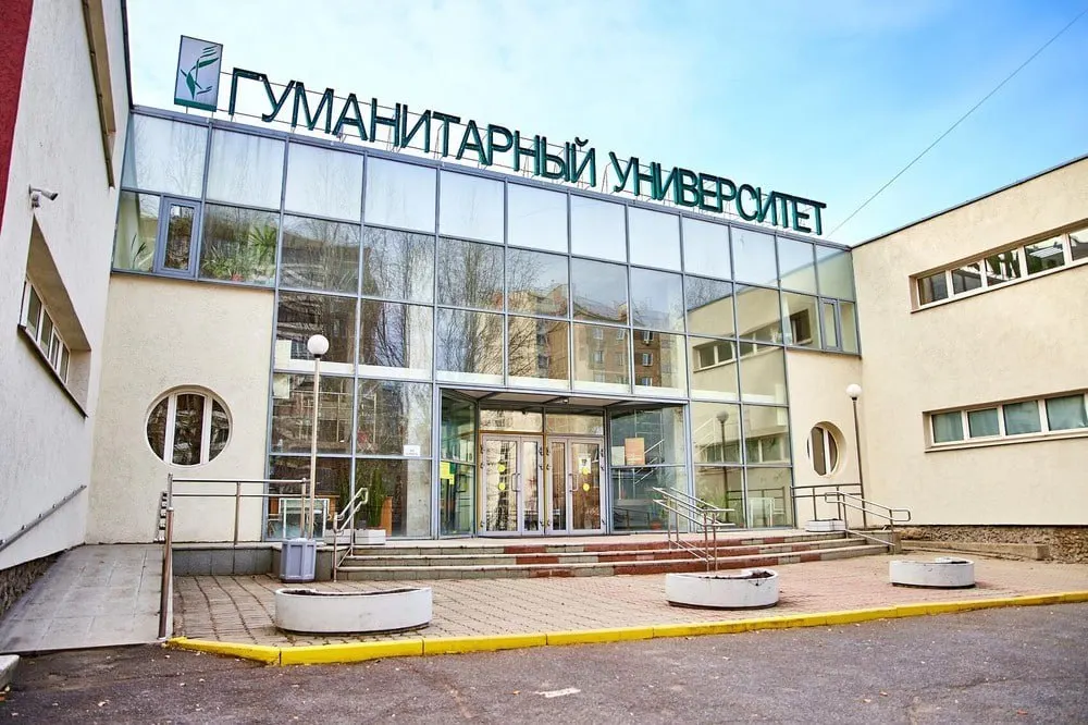 Жители Пионерского района выступают против смены назначения участка и призывают сохранить детские сады, поликлиники и социальную инфраструктуру рядом с учебным заведением.