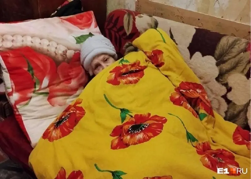 Двухэтажное здание по адресу Искровцев, 29 до сих пор не подключено к теплоснабжению; пожилые жильцы вынуждены спать в одежде и шапках. УК заявляет, что тепло не поступает в дом, работу ведут ресурсники, актов к отопительному сезону подготовлено не было.