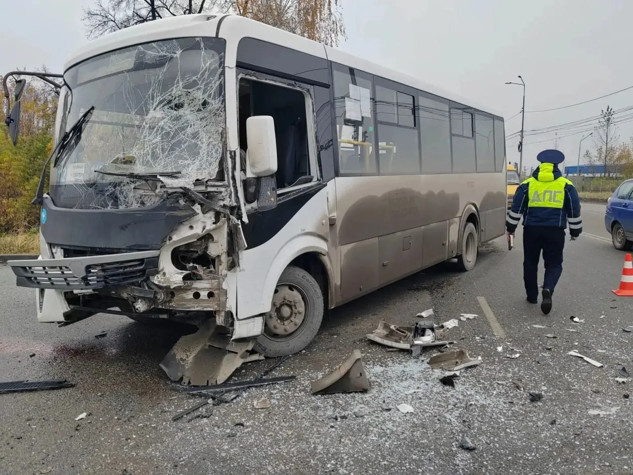 Автобус с 25 пассажирами столкнулся с грузовиком в Березовском. Пострадали восемь человек. Это третья подобная авария за неделю в регионе.