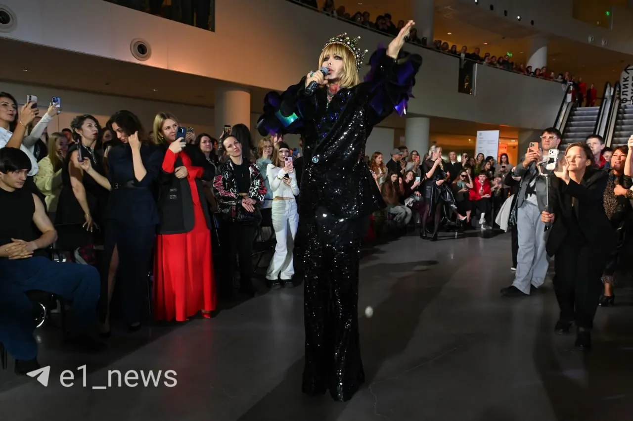 Известный стилист побывал в Екатеринбурге на показ Elite Fashion Day, отметил яркость местной моды и смелые образы молодежи города.