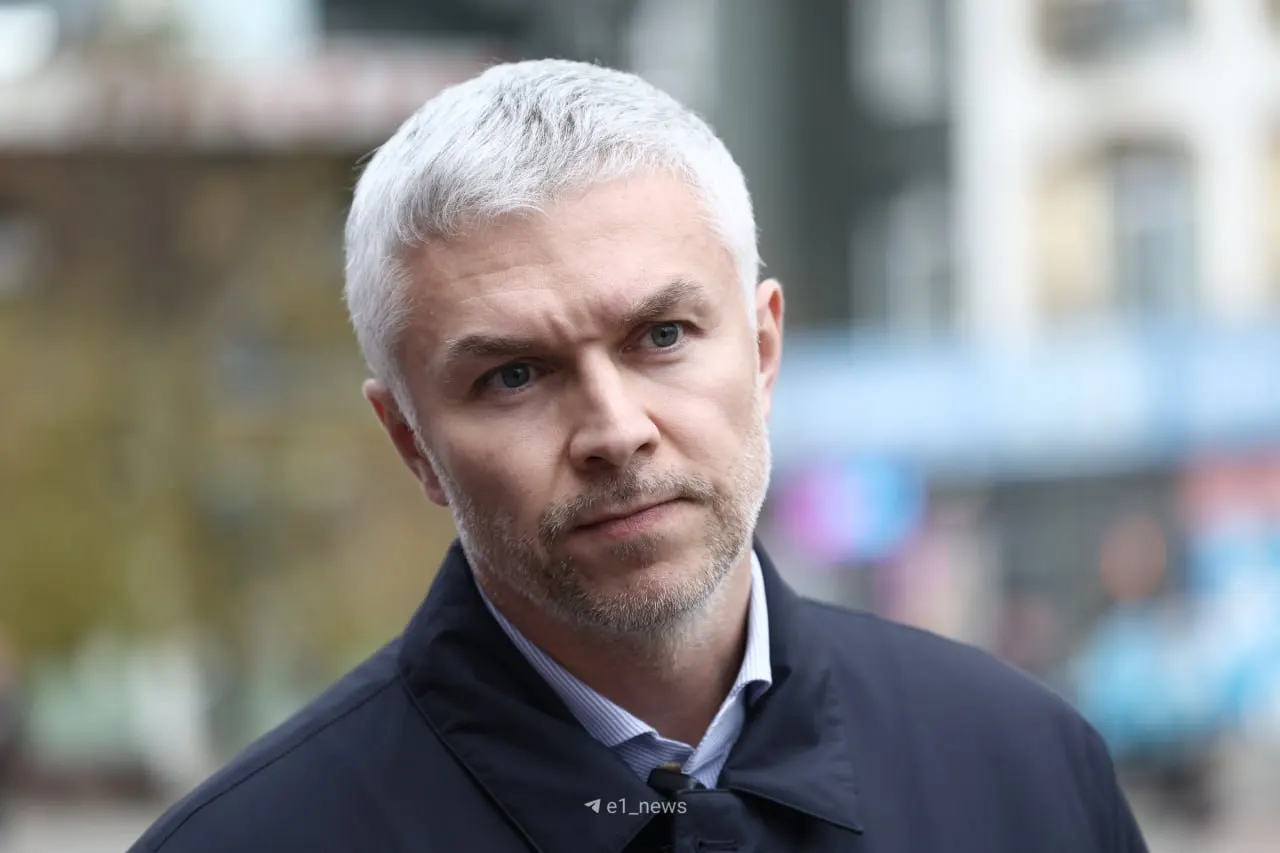 Жители района ВИЗа жалуются на задержку продления дороги на Татищева; власти обещают начать работы в следующем году.