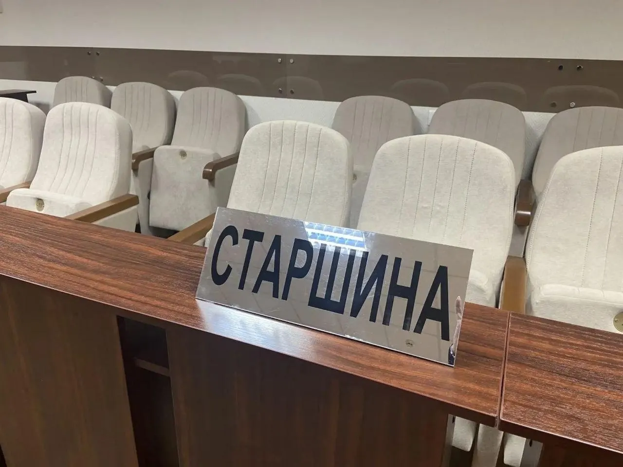 Сокращение числа заседателей вдвое и присутствие судьи в совещательной комнате — ключевые положения реформы.