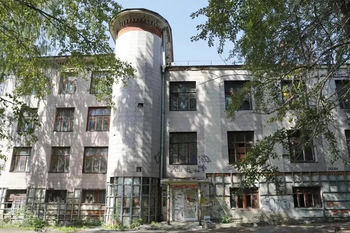 На Блюхера, 5а планируется открыть гостиницу; рассматриваются и альтернативные варианты использования здания, включая медицинский центр, офисы или школу. Ремонт возобновлён, завершение — 2031 год.