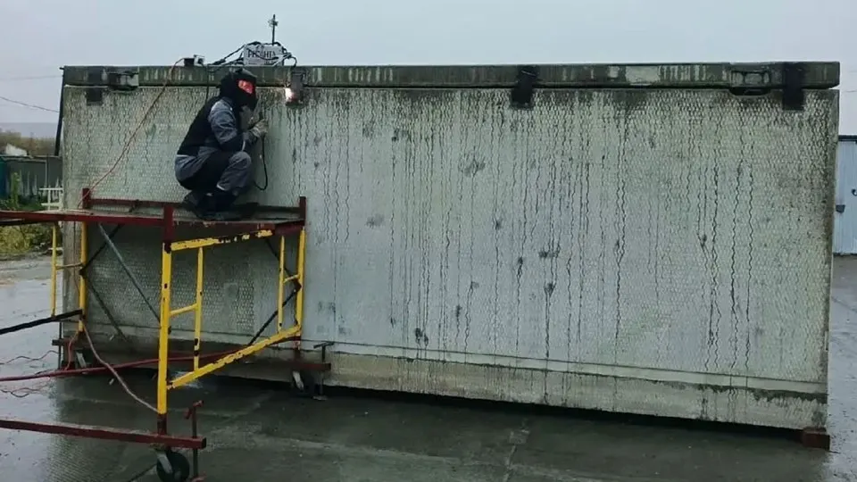В Свердловской области запущено производство укрытий от беспилотников для защиты населения; в Екатеринбурге зафиксированы атаки БПЛА, повредившие жилые здания.