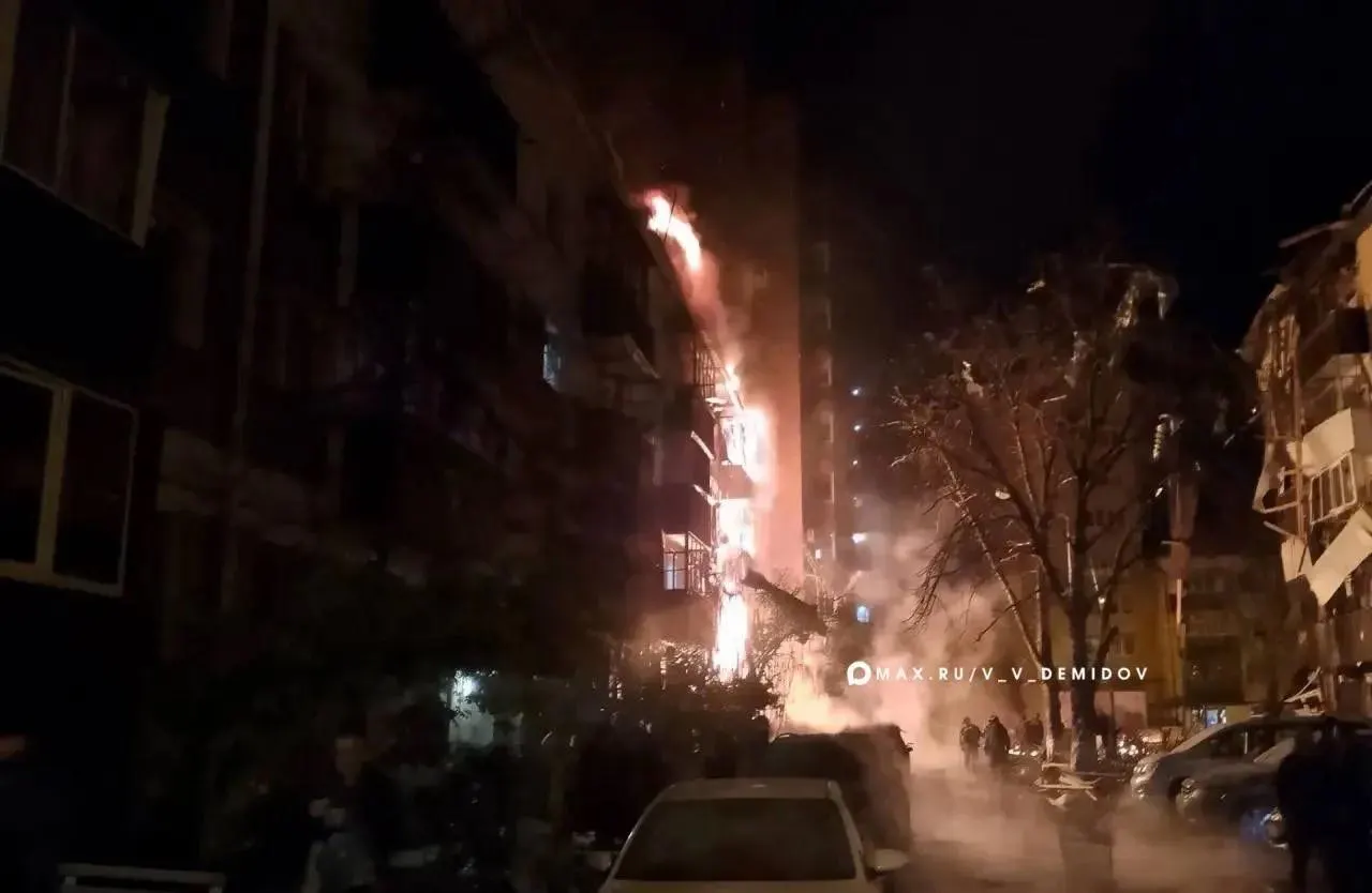 За ночь по России зафиксирована волна атак беспилотниками: пострадали мирные жители, есть погибшие.