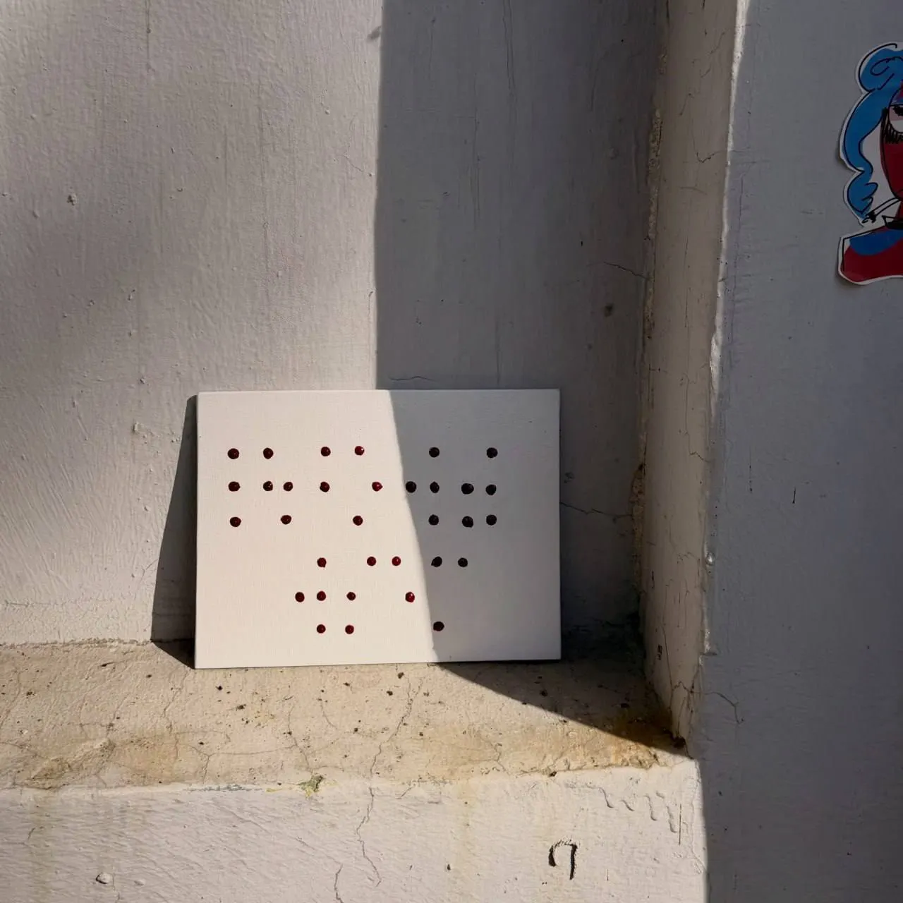 В Екатеринбурге появились таблички на языке Брайля с посланиями «Мир», «Не надо бояться» и «Любовь всем» на пяти адресах.