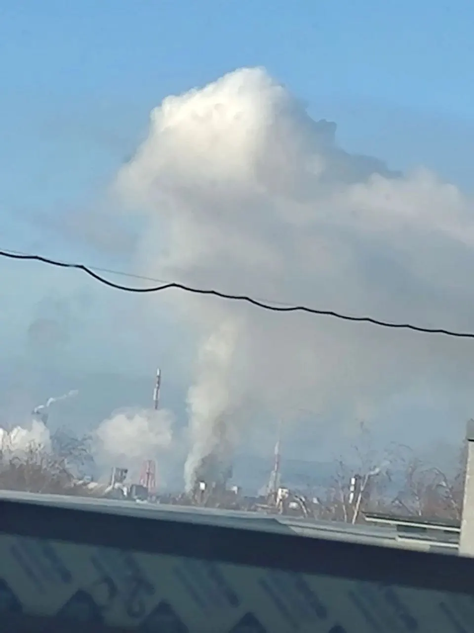 Поздно ночью и утром 23 октября над регионом прошла серия ударов беспилотников. Три человека получили ранения, повреждены жилые дома и образовательные учреждения.