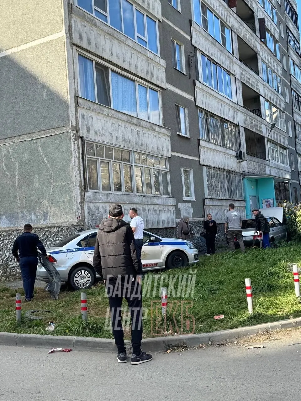 Угонщики пытались скрыться от полиции, но допустили аварию и врезались в подъезд; на месте работают сотрудники ГИБДД.