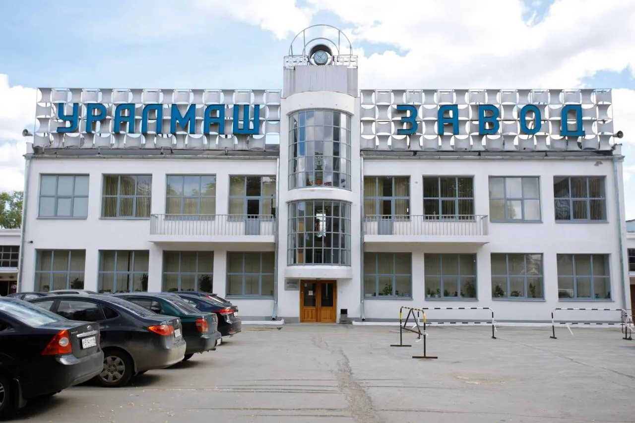 Завод вводит трёхдневную рабочую неделю на полгода: с 1 декабря 2026 года по 31 мая 2027 года. Рабочие дни — понедельник, вторник и среда; оплата пропорциональна отработанному времени, зарплата снизится примерно на 40%.