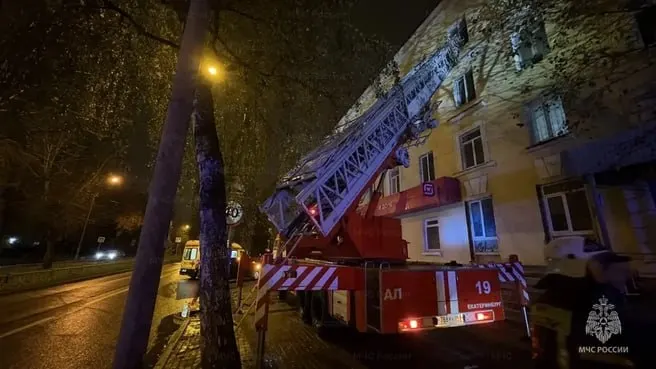 Рано утром на улице Баумана произошел пожар в четырехэтажном жилом доме. Спасатели эвакуировали 22 человека, включая двоих детей; один человек погиб.