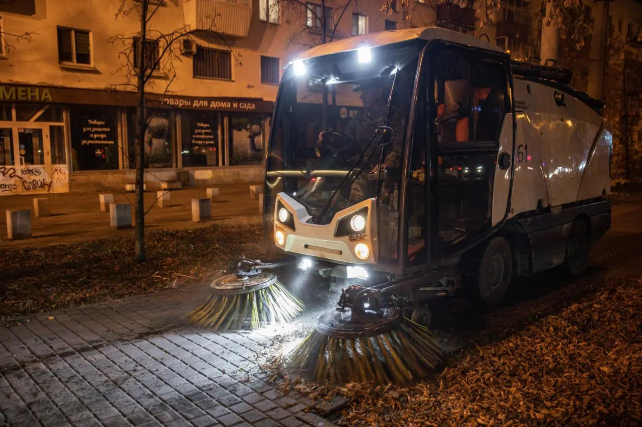 В городе ведется непрерывный контроль за уборкой улиц: зафиксированы задержки выпуска одной машины, данные направляются ответственным службам для исправления.