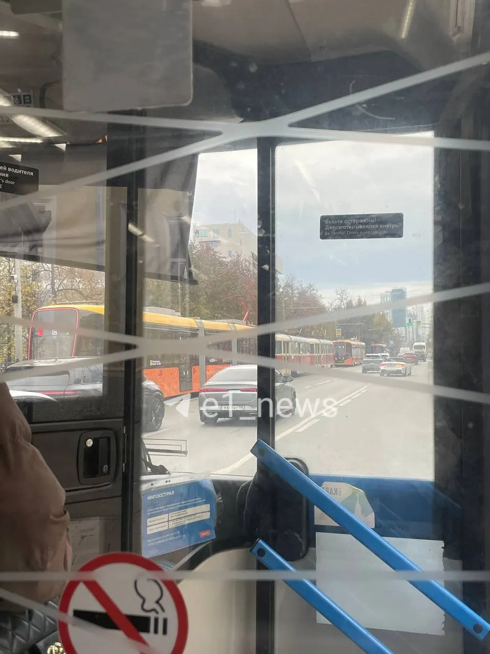Движение трамваев на проспекте Ленина временно приостановлено из‑за инцидента; задержаны маршруты №2, 6, 13, 16 и 18. На месте работают сотрудники полиции.