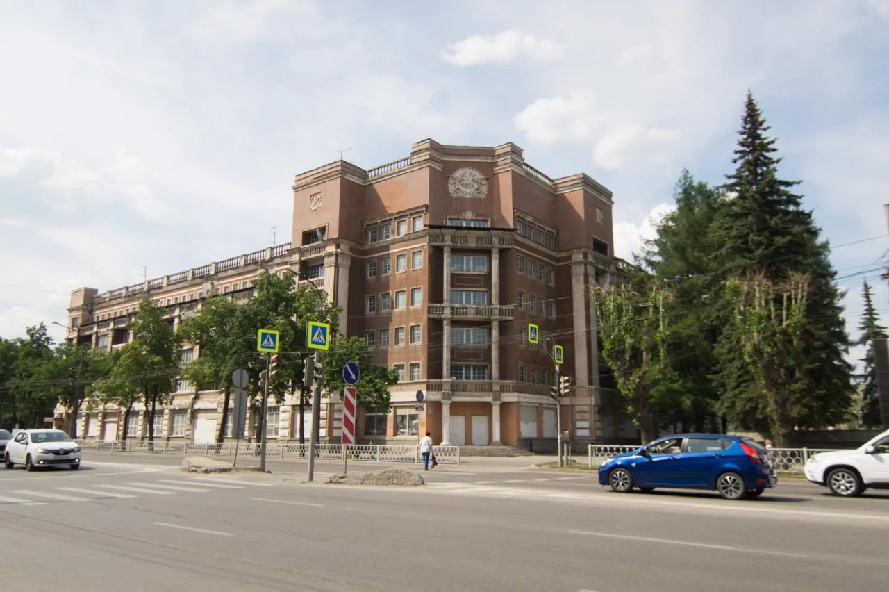 В Екатеринбурге не поступило заявок на продажу бывшей гостиницы «Мадрид» на площади Первой пятилетки. Аукцион, организованный госкорпорацией «ДОМ.РФ», прошёл без поступивших заявок; лот оценивался в 88,7 млн рублей и включал здание площадью 9,2 тыс. кв. м и право аренды земельного участка.