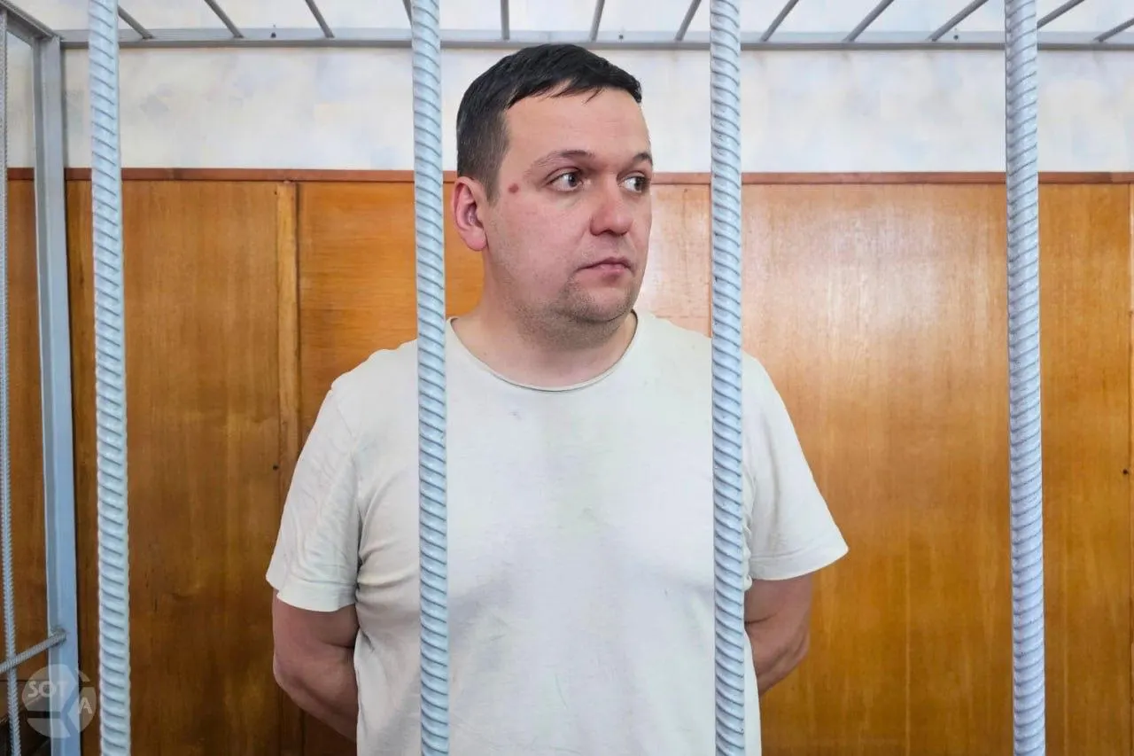 42-летний водитель такси арестован по обвинению в государственной измене; на теле обнаружены следы побоев, дело может быть связано с фотографией на телефоне, сделанной на заводе военного промысла; ранее ему назначили штраф за дискредитацию армии.